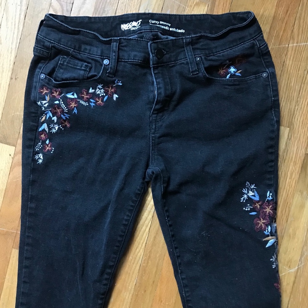 4/$20 🖤 Black jeans, floral embroidered.